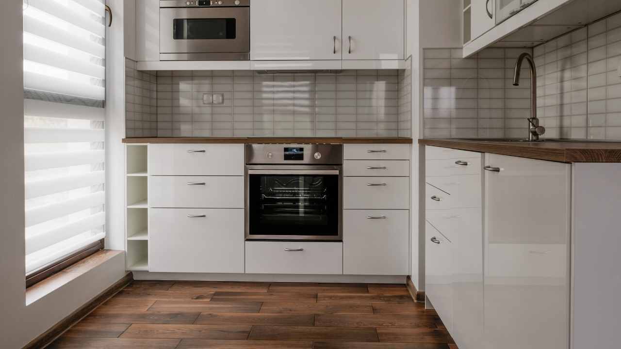 White Shaker Door Cabinet with Cararra Quartz Kitchen & Backsplash 😍 #ideas #kitchen #custom