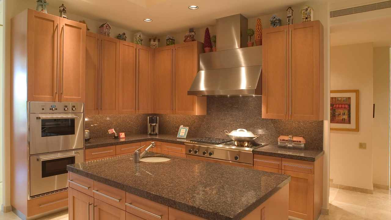 White Shaker Door Cabinet with Cararra Quartz Kitchen & Backsplash 😍 #ideas #kitchen #custom